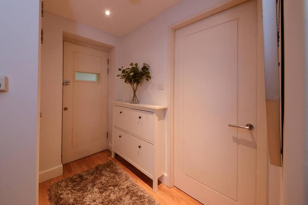 Mr2 - Charming 1 Bed Apartment, Munster Village * Londra